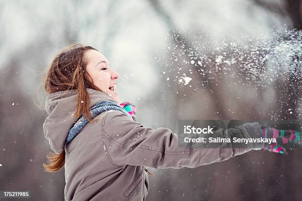 Teenager Mädchen Genießen Sie Den Winter Stockfoto und mehr Bilder von Arme hoch - Arme hoch, Aufregung, Ausgestreckte Arme