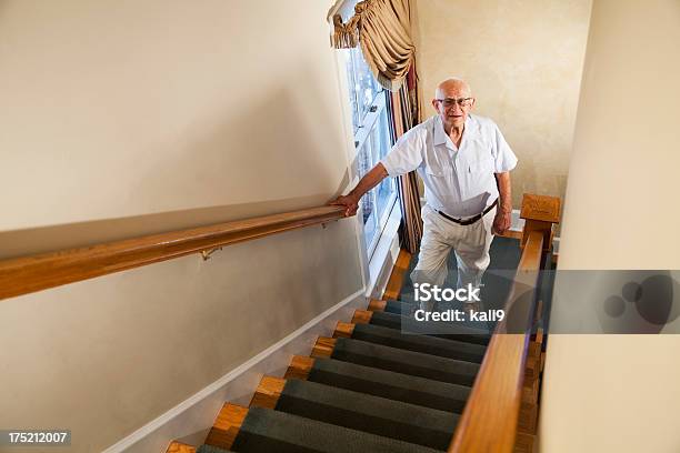 Hombre Mayor Subir Las Escaleras Foto de stock y más banco de imágenes de Escaleras - Escaleras, Tercera edad, Escalones