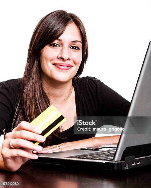 Foto de Mulher Usando Seu Cartão De Crédito e mais fotos de stock de 20 Anos - 20 Anos, 30-34 Anos, Adulto