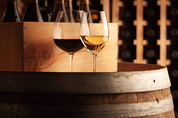 vermelho e branco vinho com barril em óculos cave suportes - wine wine bottle cellar basement imagens e fotografias de stock