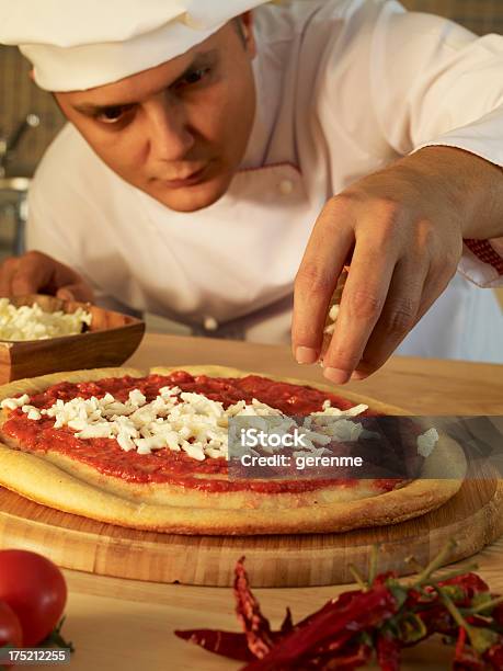 Koch Macht Pizza Stockfoto und mehr Bilder von Arbeiten - Arbeiten, Berufliche Beschäftigung, Ein Mann allein