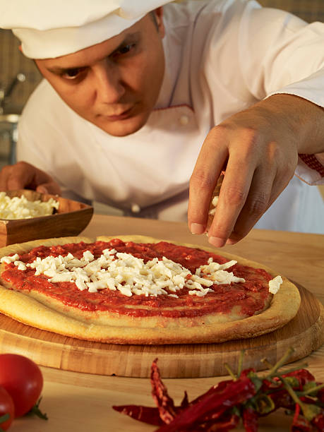 kuchni dokonywanie pizza - mediterranean cuisine preparation care wood zdjęcia i obrazy z banku zdjęć