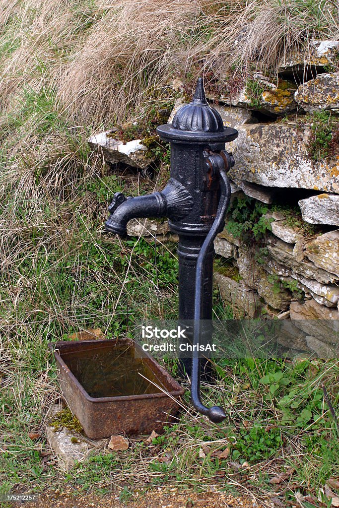 Villaggio pompa dell'acqua - Foto stock royalty-free di Acqua