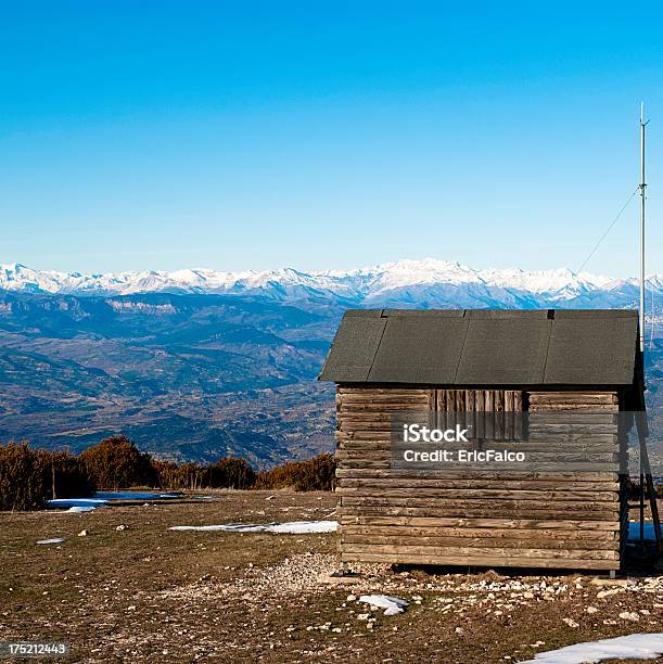 Foto de Refúgio De Montanha e mais fotos de stock de Azul - Azul, Casa Sobre Estacas, Choupana