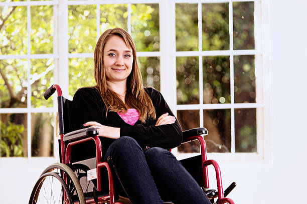 красивая молодая женщина улыбки bravely только для инвалидной коляски - housebound стоковые фото и изображения