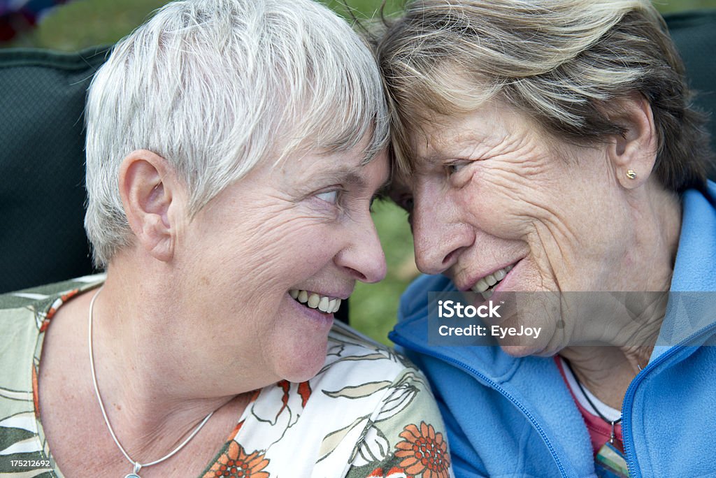 Casadas Senior pareja Riendo juntos en amor - Foto de stock de Tercera edad libre de derechos