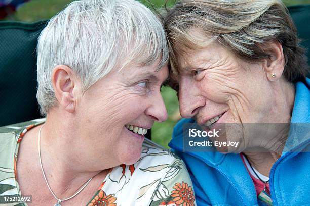 Casadas Senior Pareja Riendo Juntos En Amor Foto de stock y más banco de imágenes de Tercera edad - Tercera edad, Pareja de gais, Lesbiana