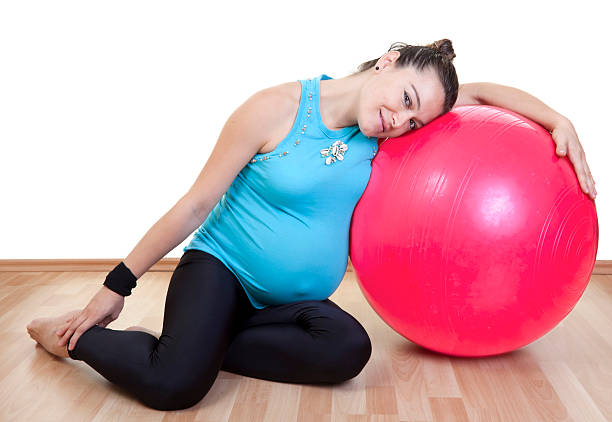 donna incinta facendo esercizi - human pregnancy prenatal care relaxation exercise ball foto e immagini stock