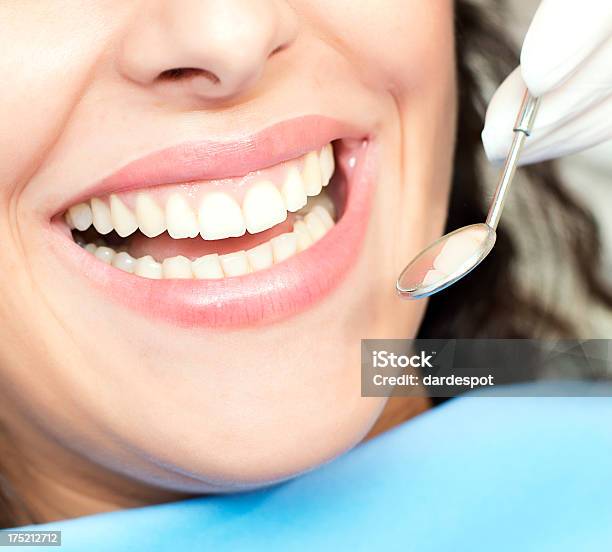 U Dentysty - zdjęcia stockowe i więcej obrazów Dentysta - Dentysta, Pacjent, Badanie lekarskie