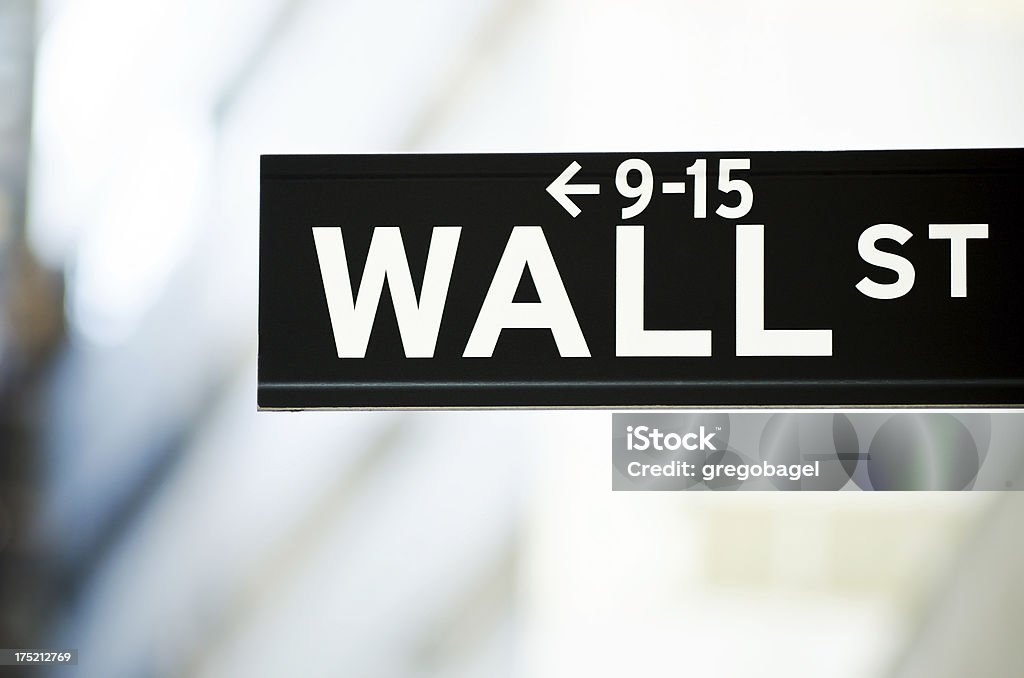 Znak Wall Street w dzielnicy finansowej w Nowym Jorku - Zbiór zdjęć royalty-free (Bankowość)