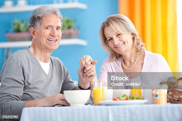 Altes Paar Mit Frühstück Stockfoto und mehr Bilder von 60-69 Jahre - 60-69 Jahre, Aktiver Senior, Alter Erwachsener