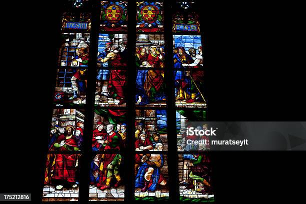 Barwione Szkła Okno W Duomo Cathedral Milano - zdjęcia stockowe i więcej obrazów Abstrakcja - Abstrakcja, Architektura, Aura
