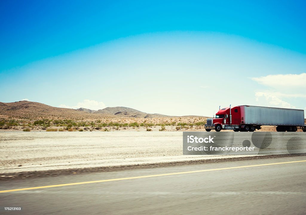 American camión en la route 66 de los Estados Unidos - Foto de stock de Vista de costado libre de derechos