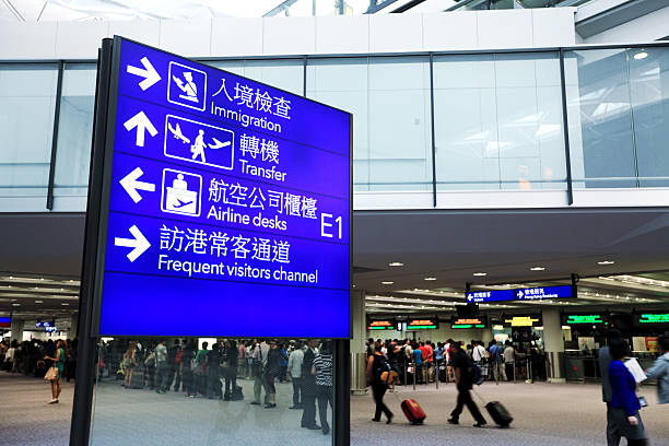 aeroporto internacional de hong kong - airport hong kong information sign arrival - fotografias e filmes do acervo