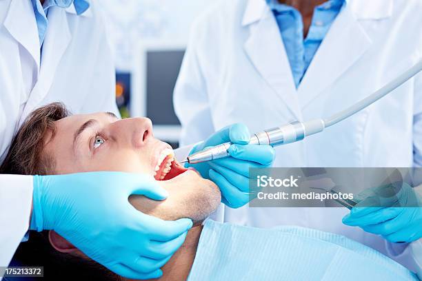Zahnärztlichen Behandlung Stockfoto und mehr Bilder von 20-24 Jahre - 20-24 Jahre, Arbeiten, Ausrüstung und Geräte