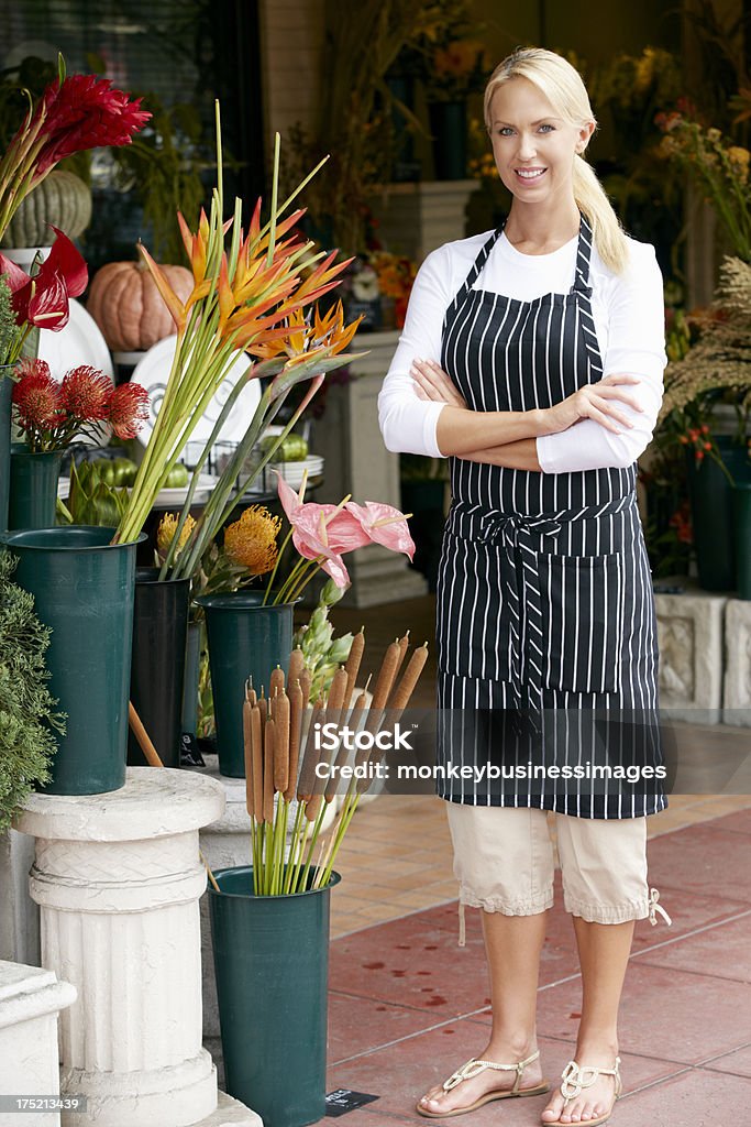Portret kobiety przed sklep Kwiaciarnia - Zbiór zdjęć royalty-free (30-39 lat)