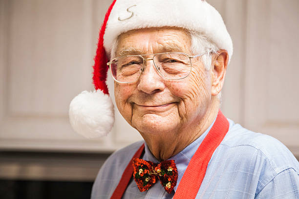 cándido foto del chef grandpa santa en la cocina - one senior man only grandfather portrait old fotografías e imágenes de stock