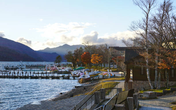 escena otoñal del lago chuzenji en nikko, japón - alp descent fotografías e imágenes de stock