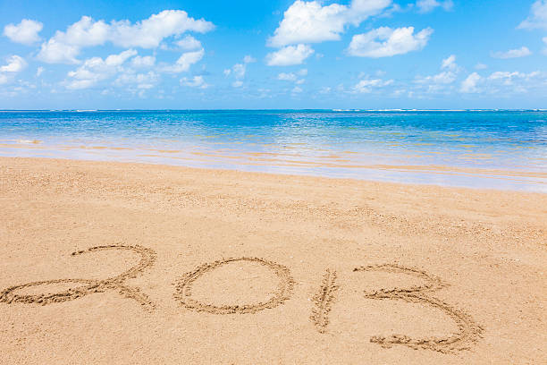 2013 r. nowy rok pisemnej w tropikalnej plaży piasek - 2013 beach sand new years eve zdjęcia i obrazy z banku zdjęć