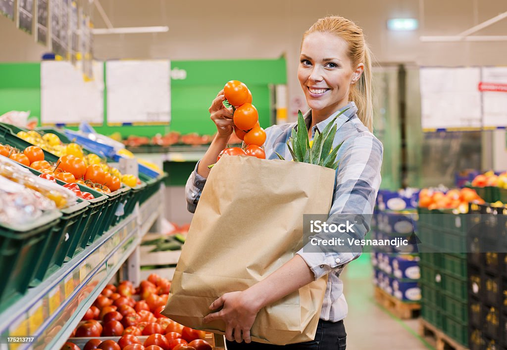 女性のスーパーマーケット - カジュアルウェアのロイヤリティフリーストックフォト
