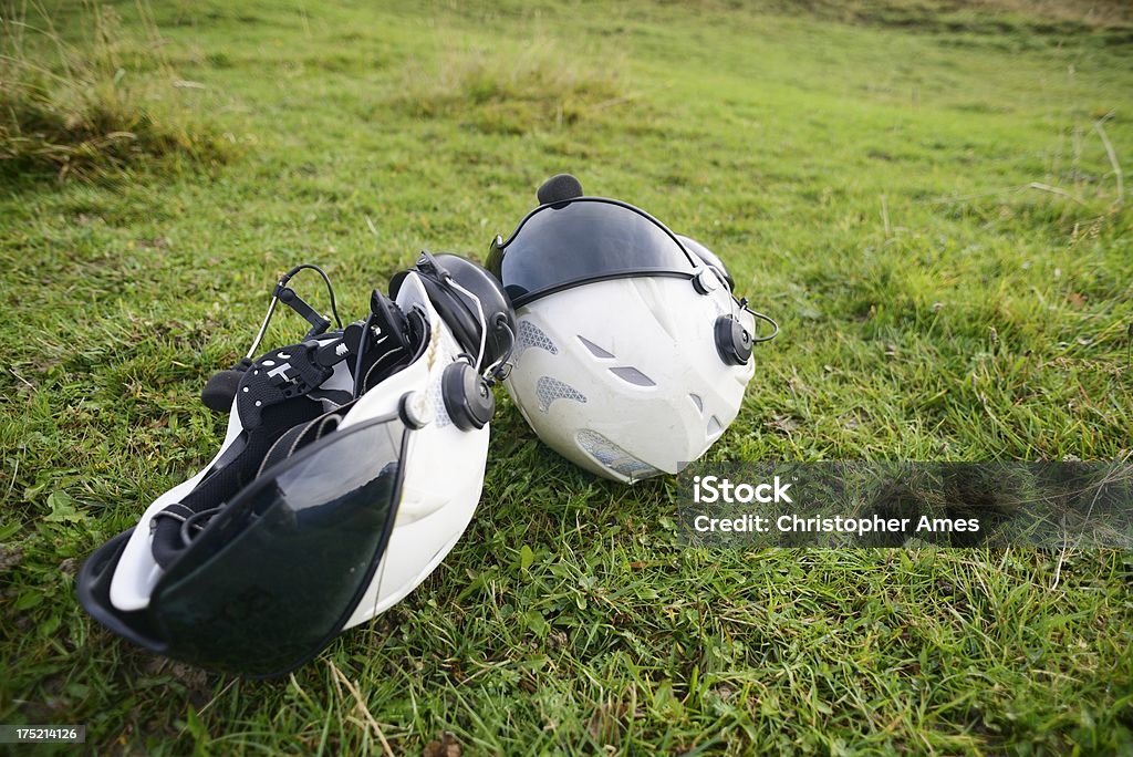 Zwei Hubschrauber Crew Helme auf dem Rasen - Lizenzfrei Abwesenheit Stock-Foto