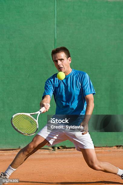 Tennis - zdjęcia stockowe i więcej obrazów Aktywny tryb życia - Aktywny tryb życia, Brązowe włosy, Cała postać