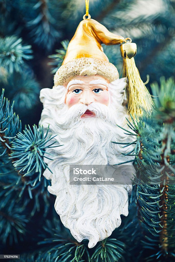 Old Fashioned Santa Ornament on Tree - Foto de stock de Adorno de navidad libre de derechos