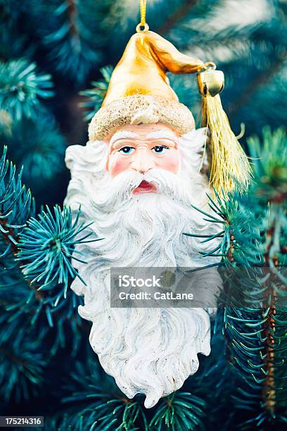 Old Fashioned Santa Ornament On Tree Foto de stock y más banco de imágenes de Adorno de navidad - Adorno de navidad, Aguja - Parte de planta, Anticuado