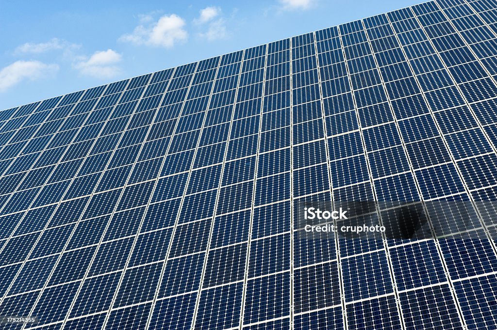 ソーラーパネルを背に、ブルースカイ - イノベーションのロイヤリティフリーストックフォト