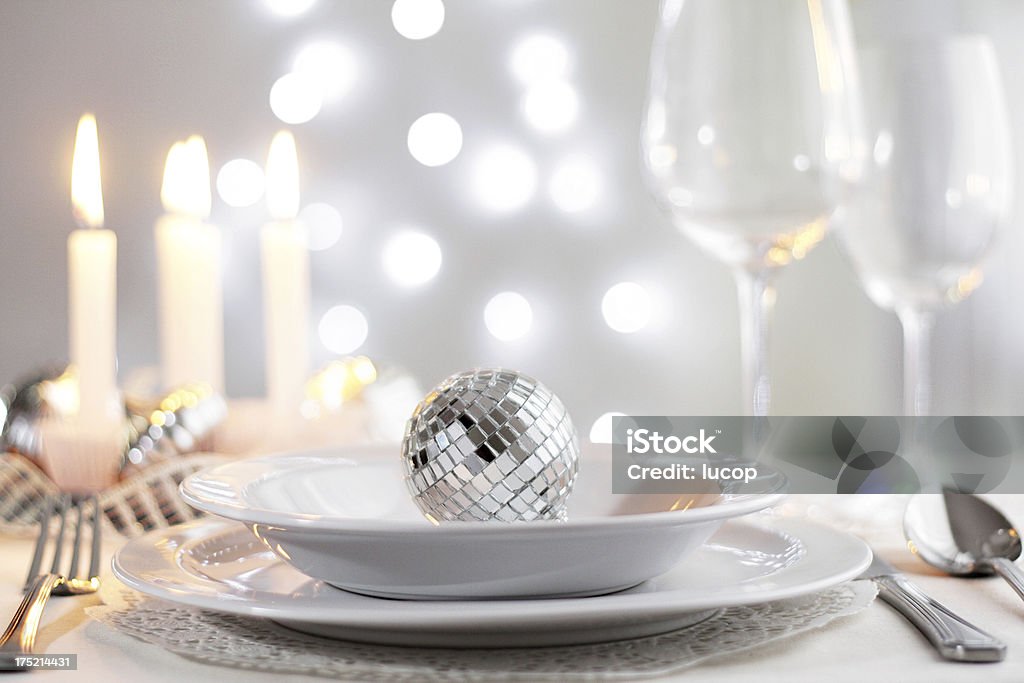 Conjunto de mesa com bola de discoteca, velas e luzes de Natal - Foto de stock de Mesa - Mobília royalty-free