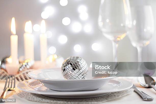 Foto de Conjunto De Mesa Com Bola De Discoteca Velas E Luzes De Natal e mais fotos de stock de Mesa - Mobília