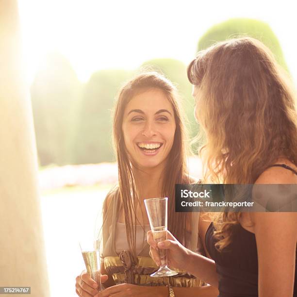 Photo libre de droit de Heureuse Fille Portant Un Toast À Lextérieur banque d'images et plus d'images libres de droit de 20-24 ans - 20-24 ans, Activités sociales après le travail, Adulte