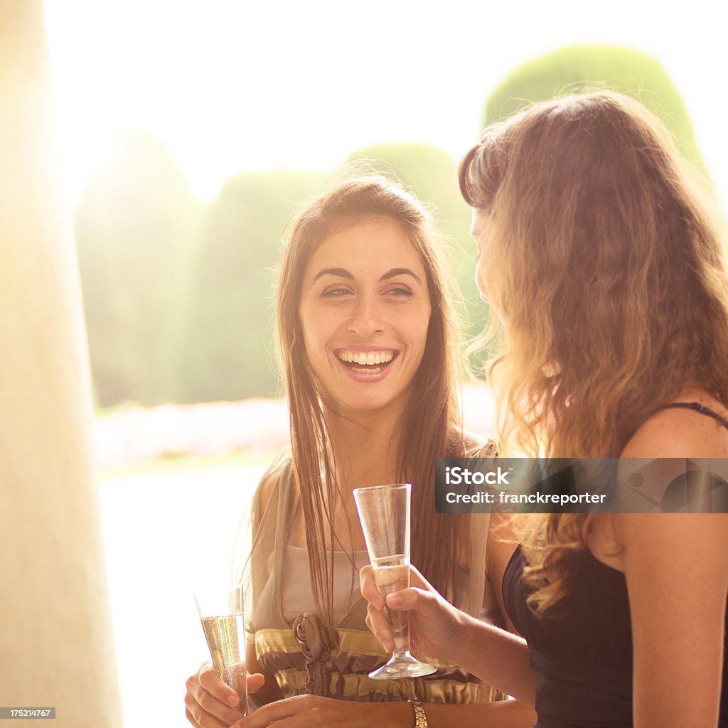 Ragazza felice brindando con outdoors - Foto stock royalty-free di 20-24 anni