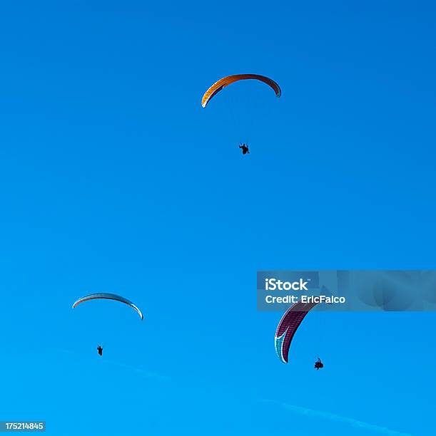 Skydivers Amigos - Fotografias de stock e mais imagens de Azul - Azul, Azul Real, Azul marinho