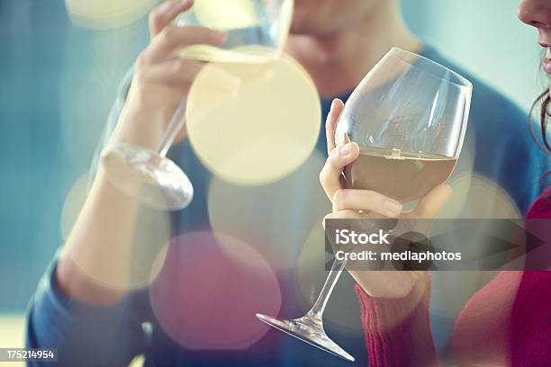 白ワインを飲む - 2人のストックフォトや画像を多数ご用意 - 2人, お祝い, アウトフォーカス