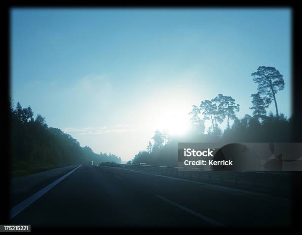 Kalte Foggy Morgen Auf Dem Highway Stockfoto und mehr Bilder von Auto - Auto, Baum, Deutschland