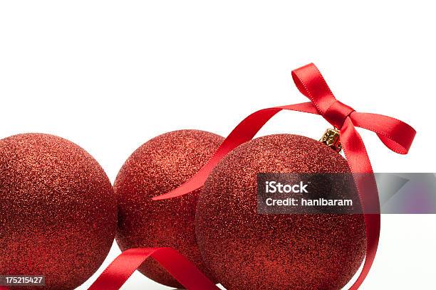 Bolas De Navidad Cinta Roja Foto de stock y más banco de imágenes de Adorno de navidad - Adorno de navidad, Año nuevo, Brillante