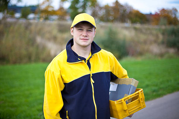若いドイツ postman のユニフォーム - men mail manual worker human hand ストックフォトと画像