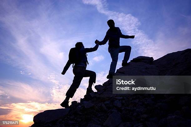 Photo libre de droit de Coup De Main banque d'images et plus d'images libres de droit de Deux personnes - Deux personnes, Alpinisme, Contre-jour