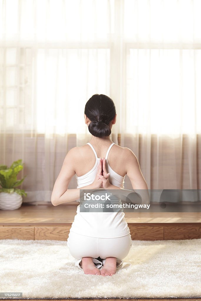 Jovem mulher fazendo exercícios de ioga - Foto de stock de 20 Anos royalty-free