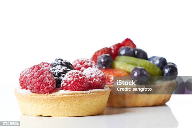 Natilla De Frutas Raspberries Kiwis Fresas Y Arándanos Foto de stock y más banco de imágenes de Adorno de frutas