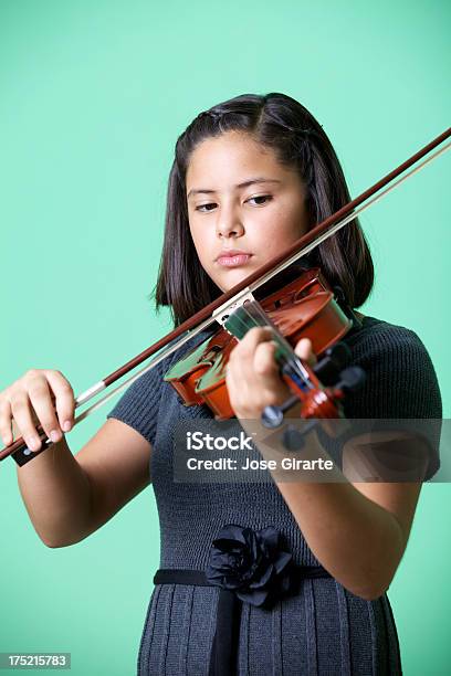 Jovem Menina Com Violino - Fotografias de stock e mais imagens de Alegria - Alegria, Artista, Atuação