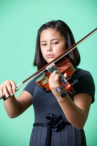 молодая девушка с скрипка - latin american and hispanic ethnicity child violin music стоковые фото и изображения