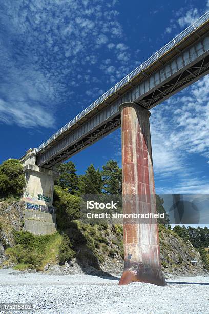 Puente Sobre Waimakariri Gorge Foto de stock y más banco de imágenes de Aire libre - Aire libre, Alto - Descripción física, Barranco