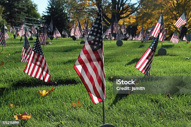 Veterano Di Guerra Flags Nel Cimiterocentrato - Fotografie stock e altre immagini di 4 Luglio - 4 Luglio, Pregare, A forma di stella
