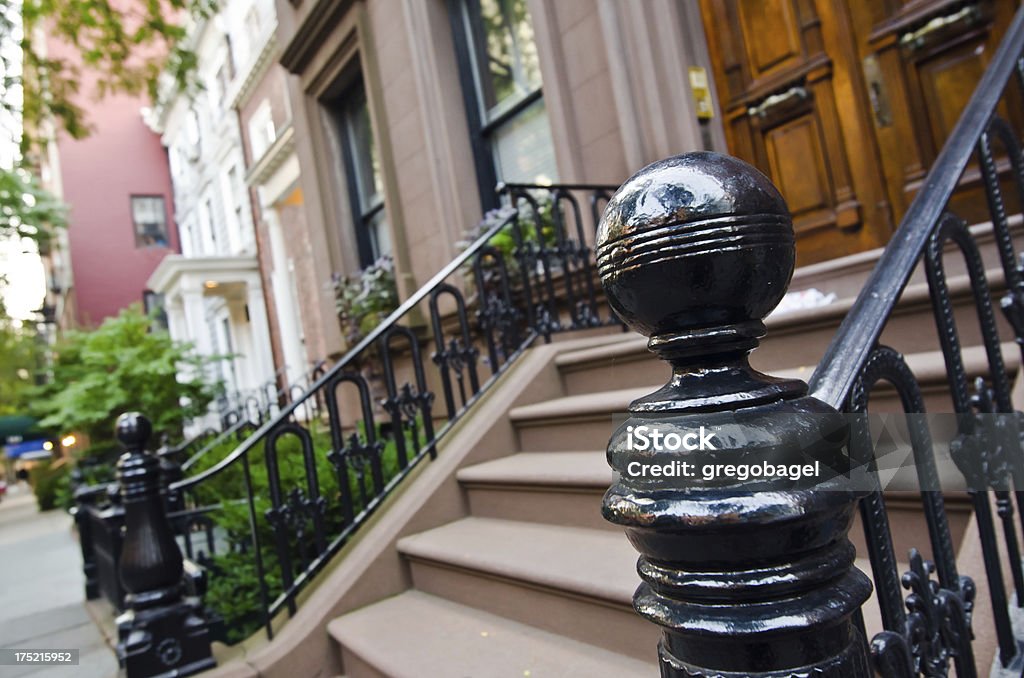 Шаги и двери Brooklyn высоты дома - Стоковые фото Архитектура роялти-фри