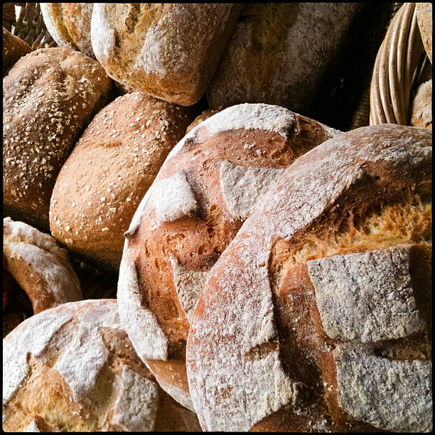 pan en un puesto de mercado - food mobilestock bread brown bread fotografías e imágenes de stock