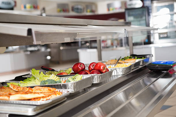 escuela cafeteria línea con opciones de comida saludable y no saludable - tray lunch education food fotografías e imágenes de stock