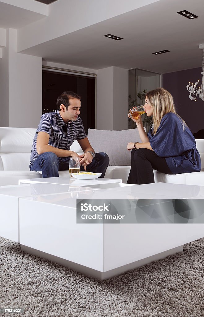 Jovem casal brindando são - Foto de stock de 20-24 Anos royalty-free