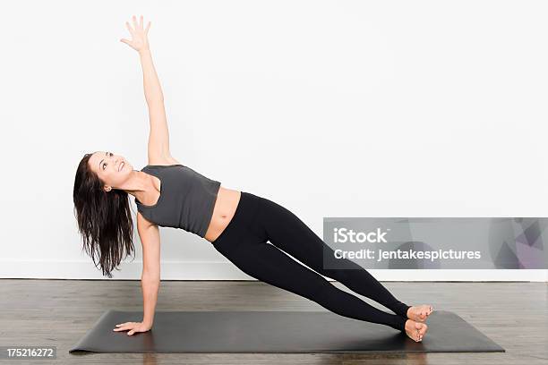 Photo libre de droit de Yoga De Planche Latérale banque d'images et plus d'images libres de droit de Activité avec mouvement - Activité avec mouvement, Adulte, Beauté